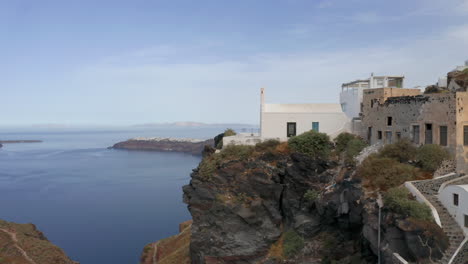 Antena:-Tiro-De-Drone-Que-Pasa-Al-Lado-De-Una-Iglesia-En-Imerovigli-De-Santorini-En-La-Mañana