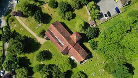 Eine-Rollaufnahme-Der-Märtyrerkirche-St.-Lawrence-In-Godmersham-Aus-Der-Vogelperspektive