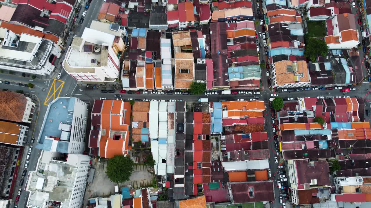 아시안 시티의 오래된 부분의 다채로운 지붕