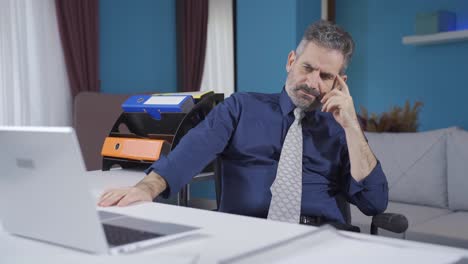 hombre de negocios pensativo y confundido trabajando en la oficina de casa y meditando.