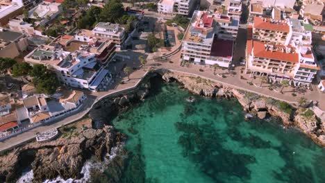 descubra la hermosa costa y la animada comunidad de cala rajada. disfrute de aguas cristalinas, calles encantadoras y vistas pintorescas. visite esta joya de mallorca hoy mismo!