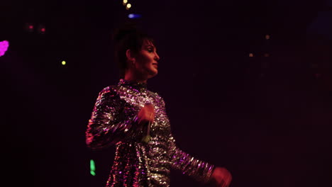 una cantante actuando en el escenario de un concierto