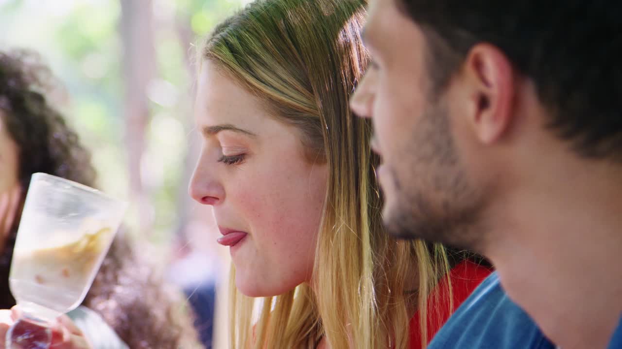 세 명의 친구들이 정원에서 사교를 하고, 한 명은 얼음 커피를 마시고 있습니다.