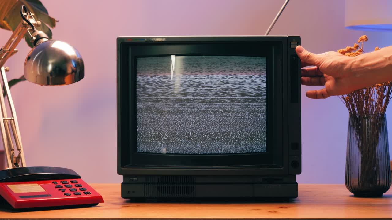 tv retro, televisión vintage en una configuración nostálgica, una tv retro muestra grano en la pantalla, dispositivo aterrador de la noche de halloween bueno para la llave de croma y la pantalla verde. imágenes de alta calidad 4k