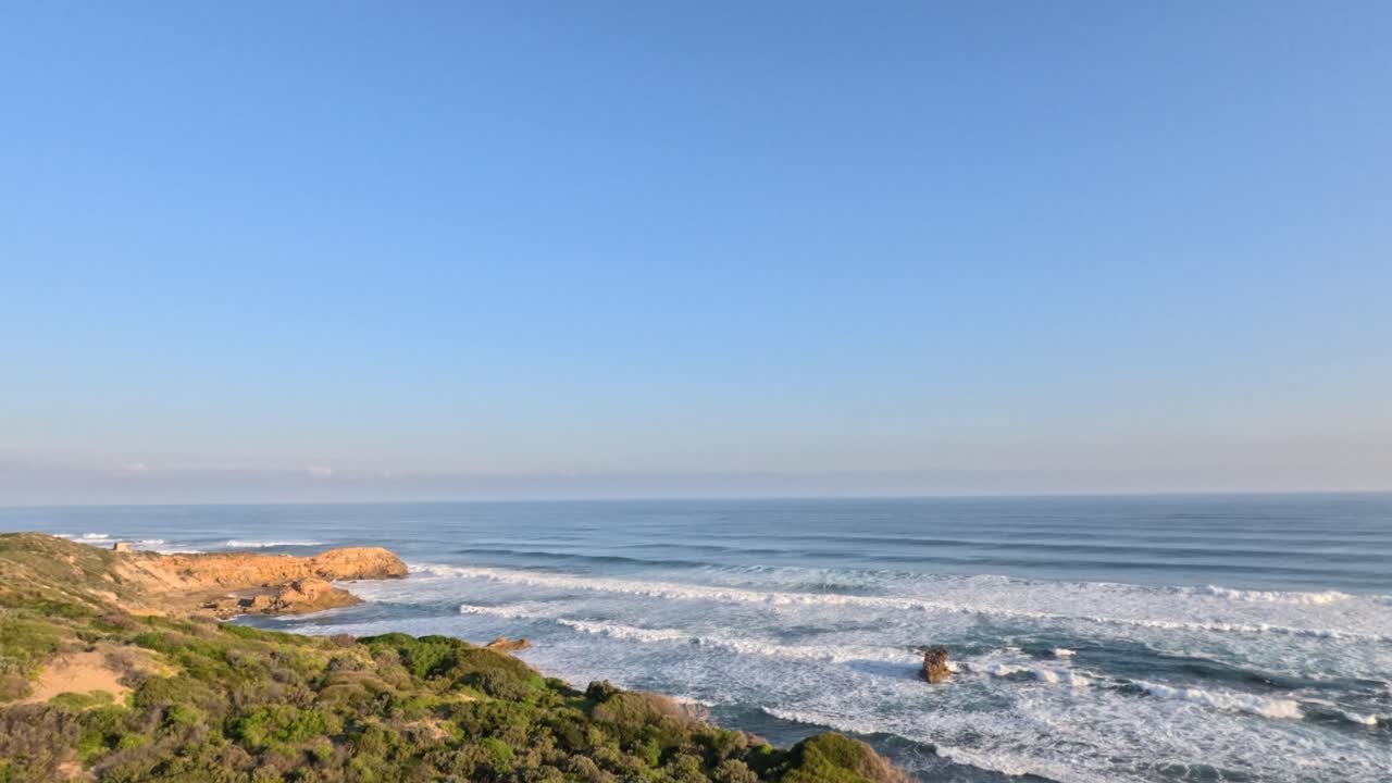 Onde che si infrangono su una costa rocciosa nella penisola di Mornington.