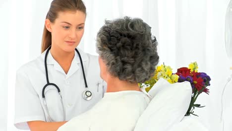 Nurse-talking-with-her-female-patient