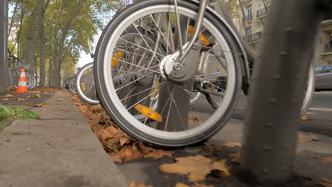 Aparcamiento-Urbano-Apto-Para-Ciclistas-Con-Fila-De-Bicicletas-En-La-Calle-Parisina-Francia