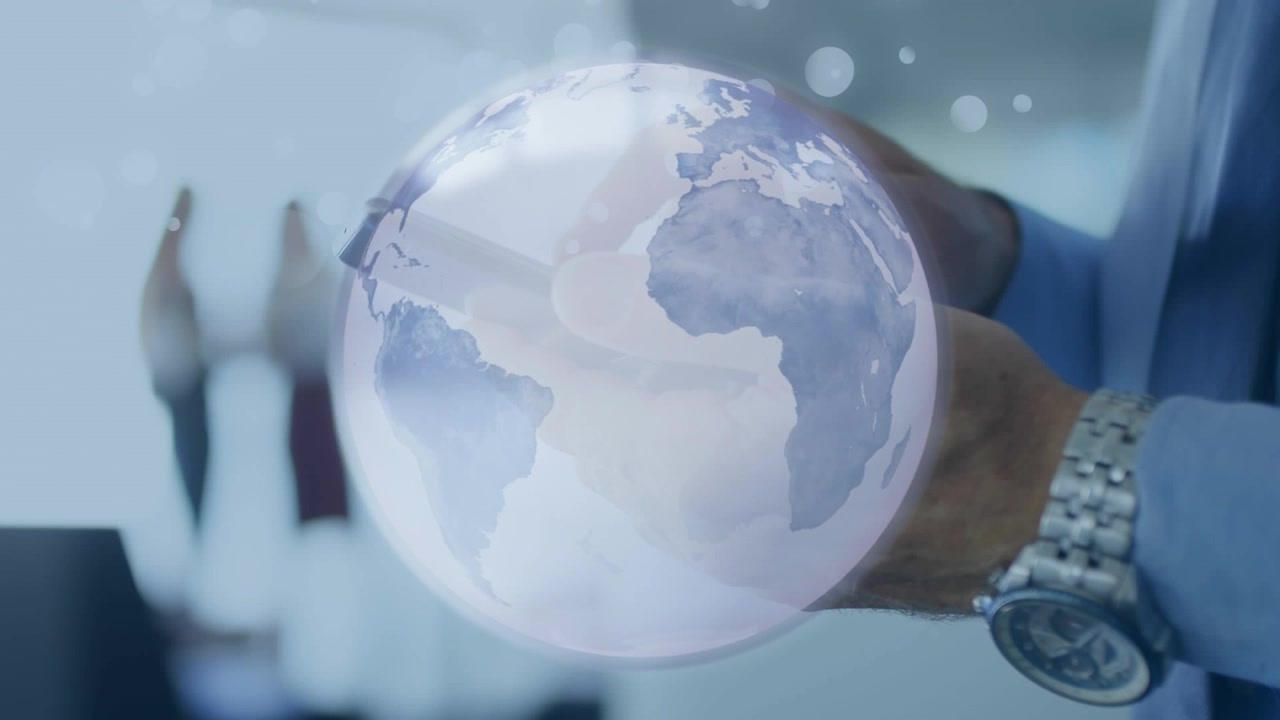 Animación de un globo terráqueo y puntos de luz sobre un empresario caucásico usando un smartphone