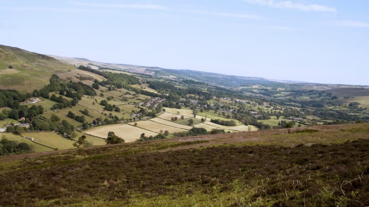 timelapse de la sombra de las nubes pasando sobre el idílico paisaje pastoral, win hill, hope valley, derbyshire