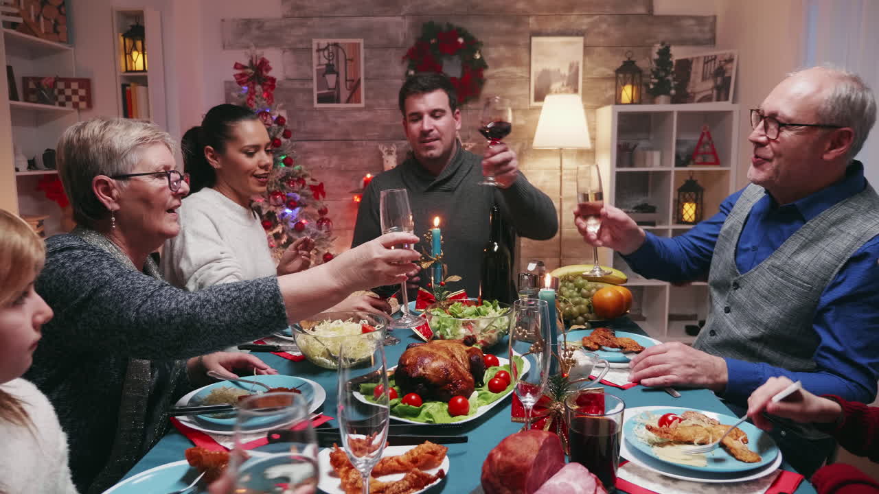 reunión de una gran familia alrededor de la mesa con comida deliciosa