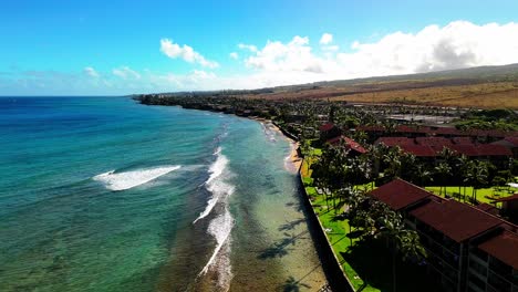 Vistas-Aéreas-De-Los-Impresionantes-Complejos-Turísticos-De-Playa-De-Maui