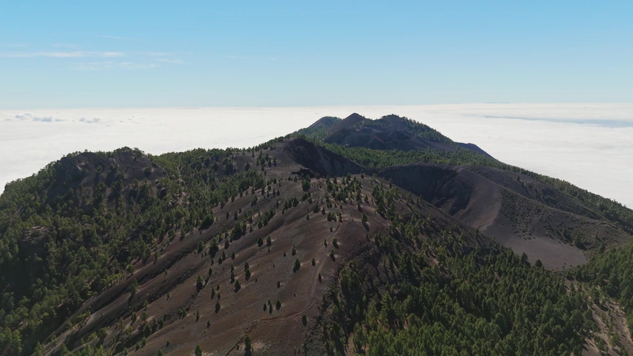 Panoramica aerea scenografica di un sentiero escursionistico tra i vulcani, La Palma, Isole Canarie, Spagna.