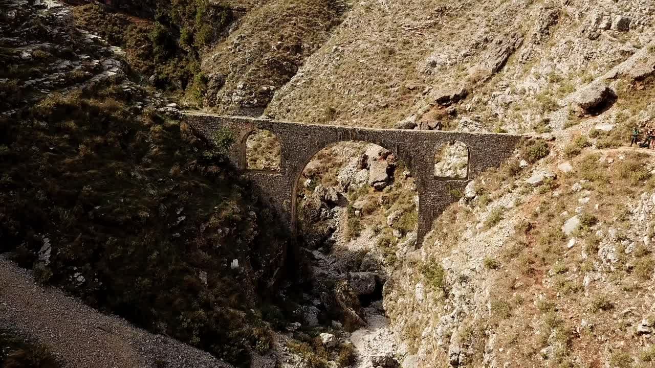 vista desde un avión no tripulado del puente ali pasha en gjirokaster, albania, balcanes, europa