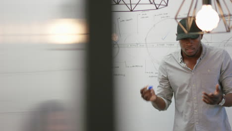 empresarios afroamericanos se reúnen en la sala de juntas líder del equipo creativo empresario presenta una conferencia corporativa muestra a sus colegas información sobre la pizarra capacitación de estudiantes en la oficina de inicio