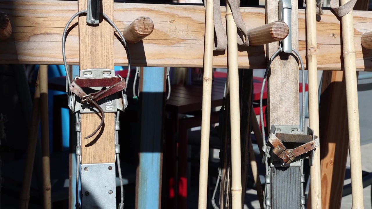 Attacchi di vecchi sci in legno, primo piano vintage.