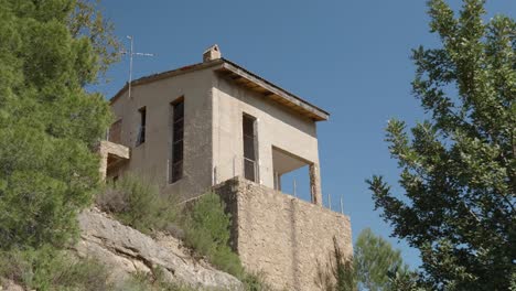 Mirando-Hacia-Arriba-A-Una-Antigua-Casa-De-Montaña-Abandonada-En-El-Pequeño-Pueblo-Español-De-Chulilla