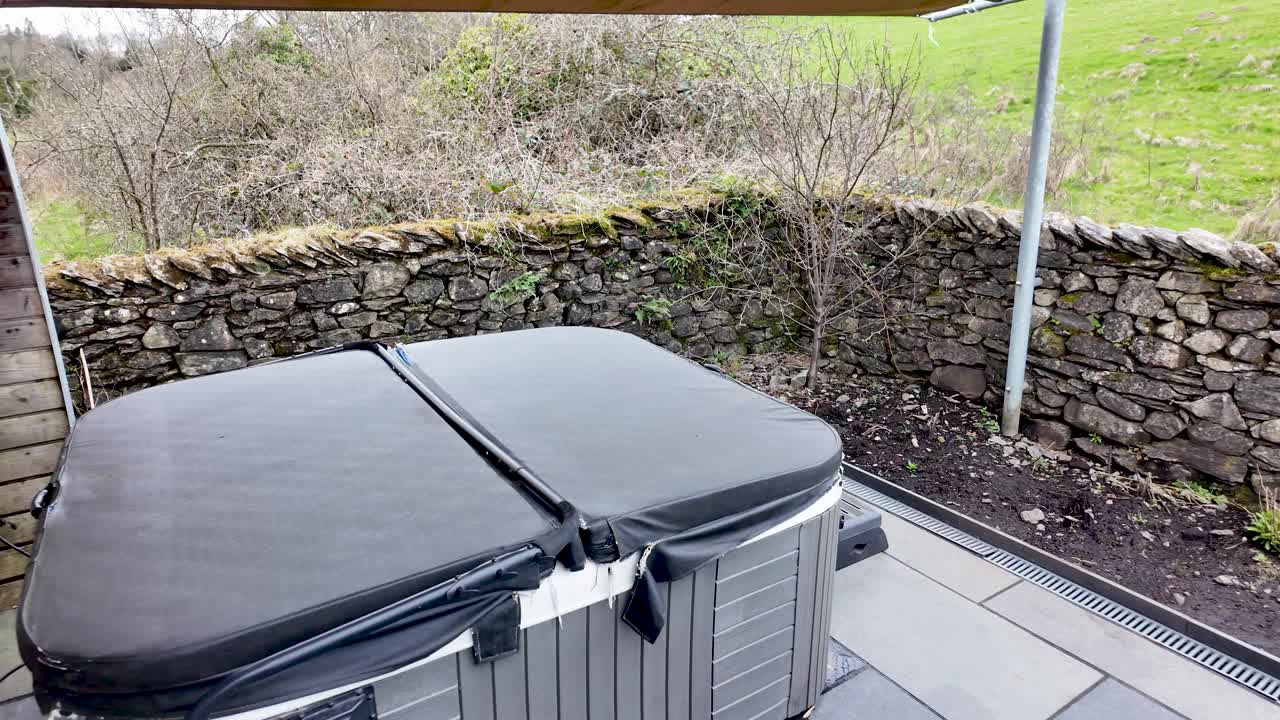 Täckt bubbelpool som erbjuder avkoppling och spa-upplevelse i en lantlig miljö