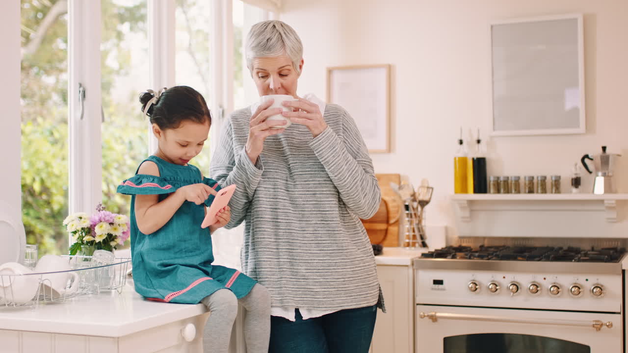 교육, 소셜 미디어, 할머니와 함께 하는 아이