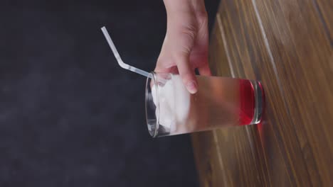 chilean terremoto bebida típica de verano cóctel de copas de chile con helado, vino pipeño y granadina