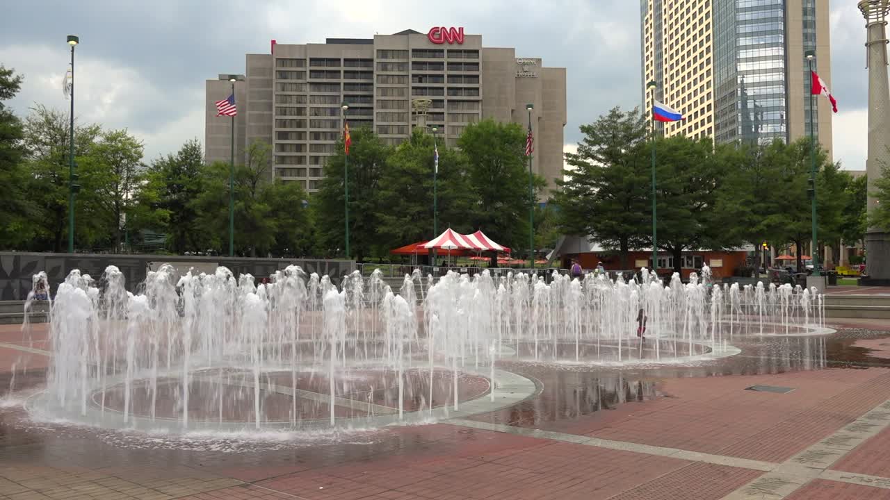 애틀랜타 조지아 3에 있는 센테니얼 올림픽 공원의 분수대에서 아이들이 놀고 있습니다.