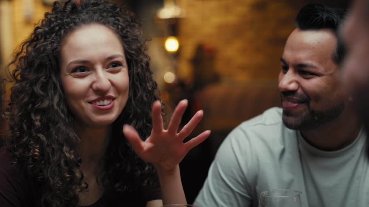 video de mano de amigos reuniéndose en el pub