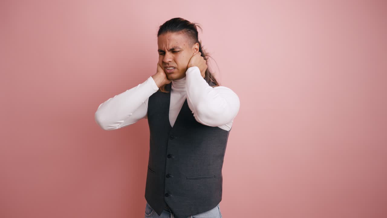 Uomo che soffre di dolore al collo e alle spalle che si massaggia il collo