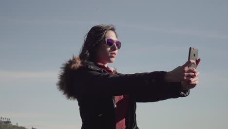 Chica-Toma-Selfie-Y-Fotos-Con-Un-Cielo-Azul-En-El-Fondo