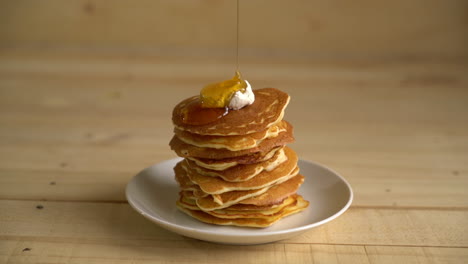 Tortitas-De-Queso-Con-Miel-En-Un-Plato