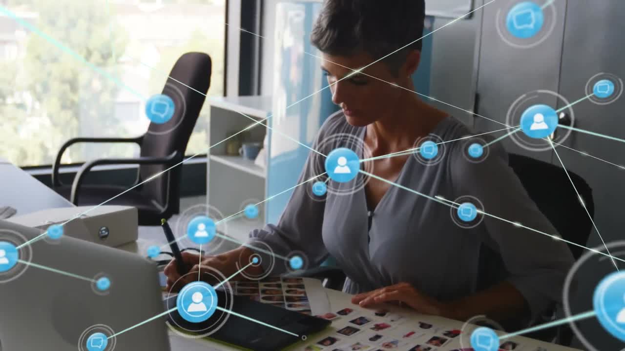animación de una red de conexiones con iconos sobre una mujer de negocios usando una tableta gráfica