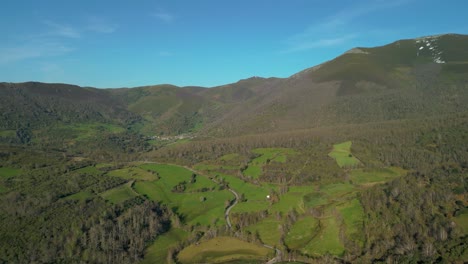 paisaje panorámico de montaña, pueblo de piornedo en lugo, galicia, españa - panorámica aérea