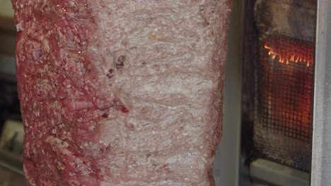 kebab doner en una rostera vertical
