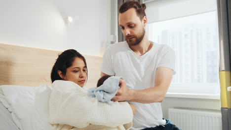 bebé recién nacido con padres en el hospital