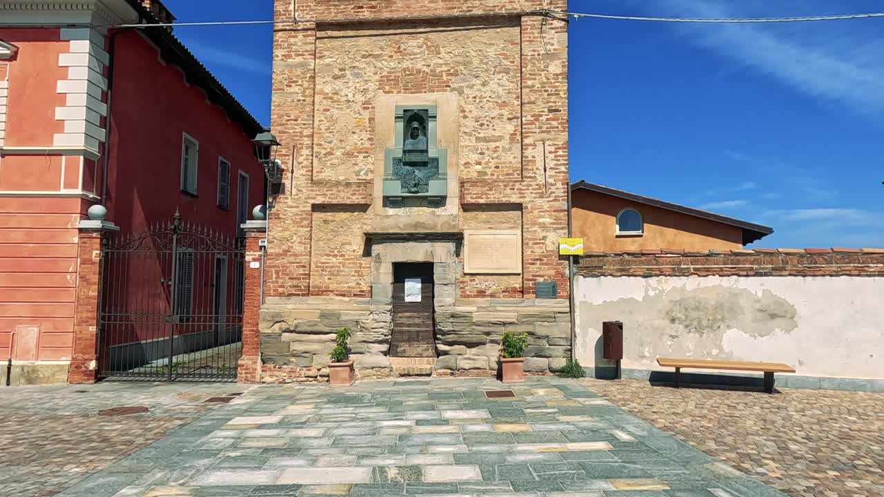 explorando una torre histórica de la iglesia en cuneo