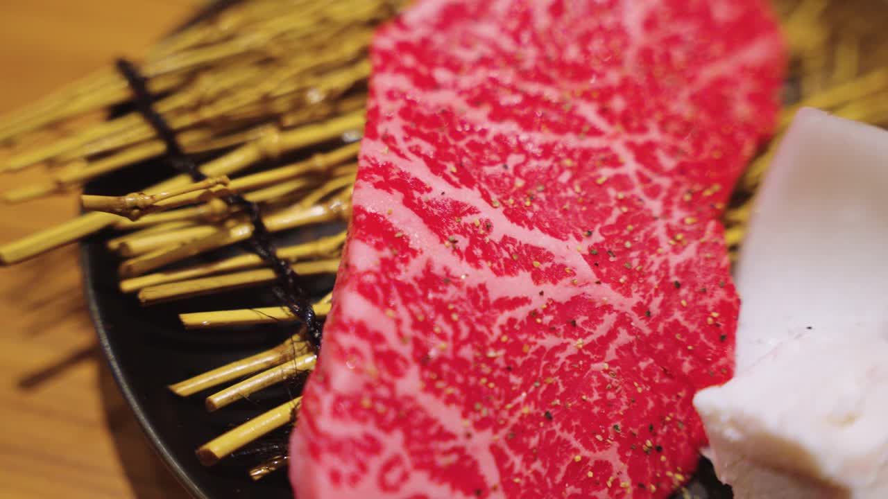 Bistecca di scamone Wagyu, perfettamente marmorizzata e servita con sego per barbecue giapponese.