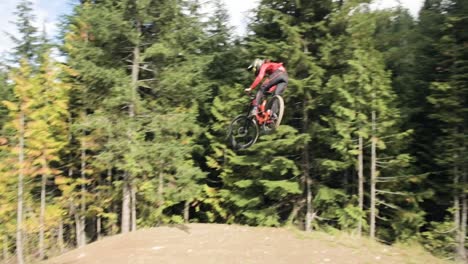 Mountainbike-Fahrer-Springt-In-Zeitlupe-Mit-Großem-Sprung