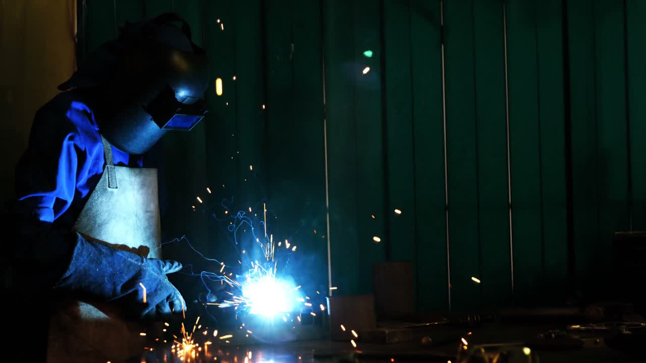 saldatore che salda un metallo