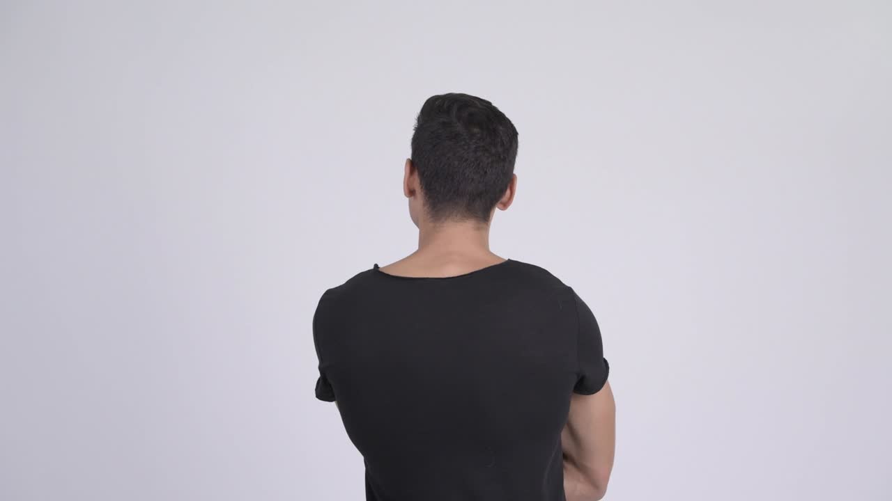 젊은 다민족 남자가 생각하고 손가락을 가리키는 뒤의 모습