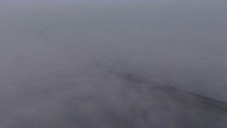 la atmósfera sombría debajo del paso elevado