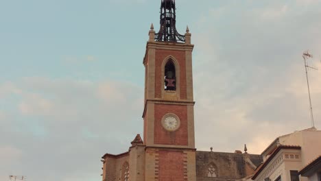 Schrägaufnahme-Des-Glockenturms-Der-Pfarrkirche-Santa-Maria-In-Sagunto-In-Spanien