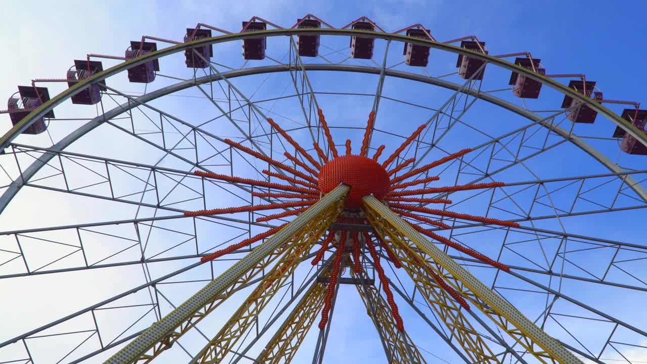 нижний вид на колесе обозрения