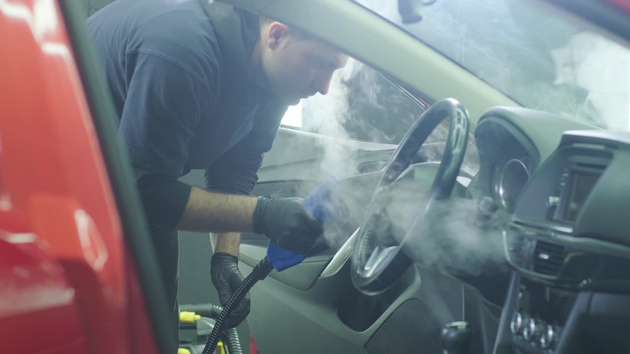 профессиональная уборка автомобиля. сар мытье. детализация интерьера. сухое чистение и детализация интерьера автомобиля. глубокая уборка сидений. вытирание пены в автомойке. очистка панели автомобиля от пыли. пылесос