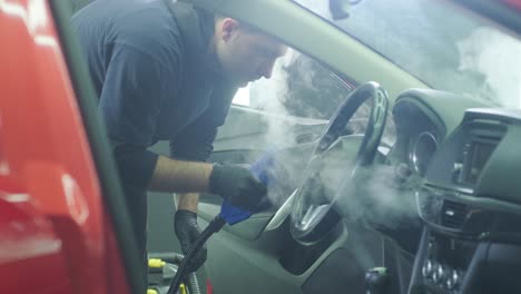 limpieza profesional de automóviles. lavado de sars. detalles interiores. limpieza en seco y detalles del interior de un automóvil. limpeza profunda de asientos. limpeza de espuma en el lavado de automóviles; limpieza del panel del automóvil del polvo. una aspiradora