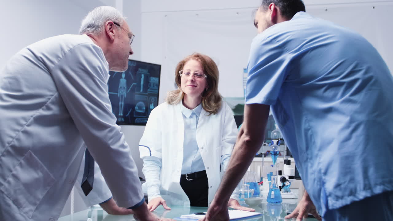 Professionisti del settore medico che collaborano in un laboratorio