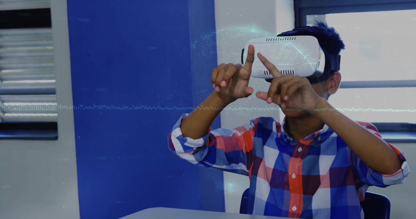Adolescente con visore VR che alza le mani in un laboratorio tecnologico, selezionando e manipolando ologrammi