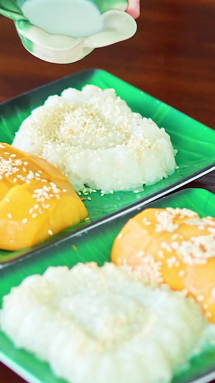 Kokosmilch über Mango-Klebreis gießen