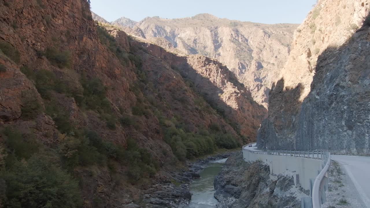 계곡을 통해 알바니아 주변을 운전