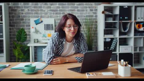 mujer en llamada de video