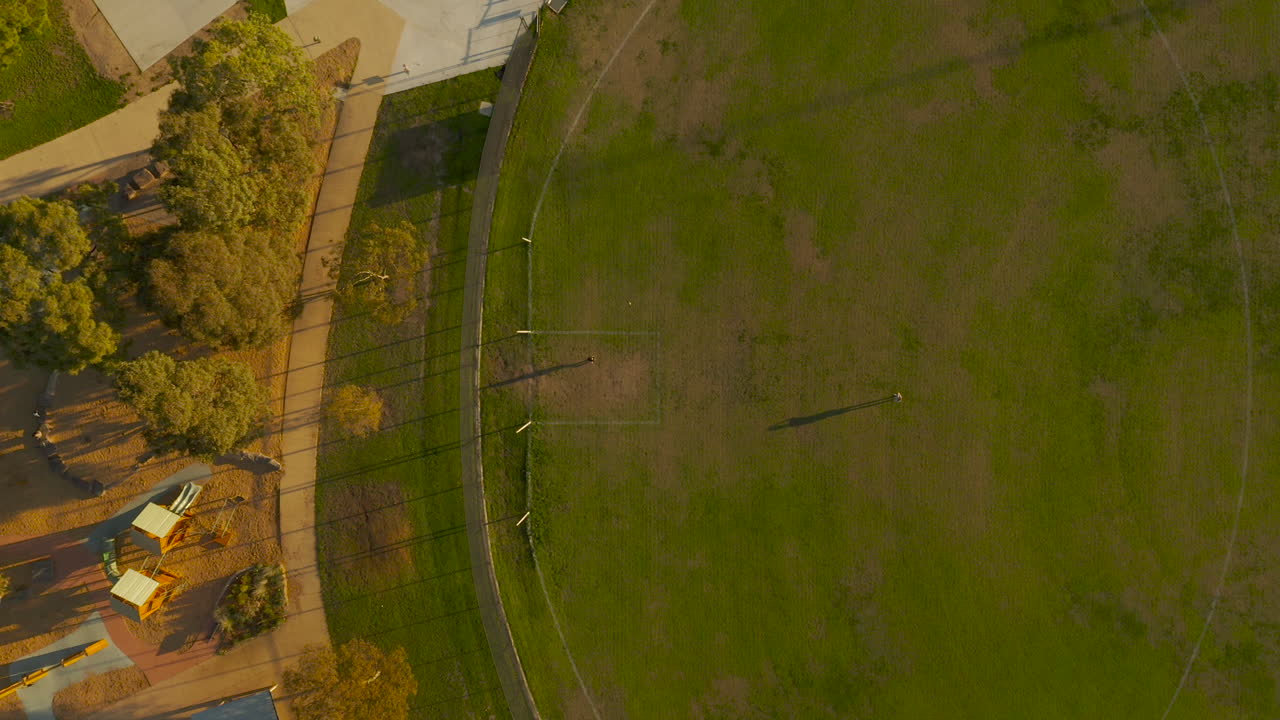 목표를 달성하지 못한 채 호주 축구를 앞뒤로 차는 사람들