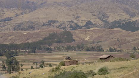 chozas de barro sentadas en una cresta en el borde del valle sagrado en perú