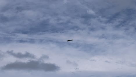 un avión se mueve a través de un cielo nublado